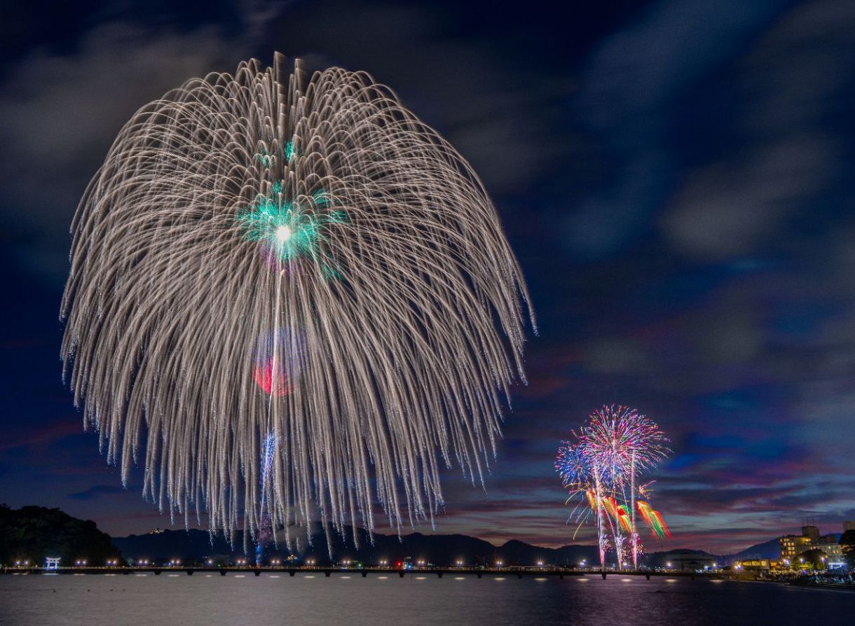 動画・写真特集】三尺玉、夜空に咲く大輪 蒲郡まつり・納涼花火大会に