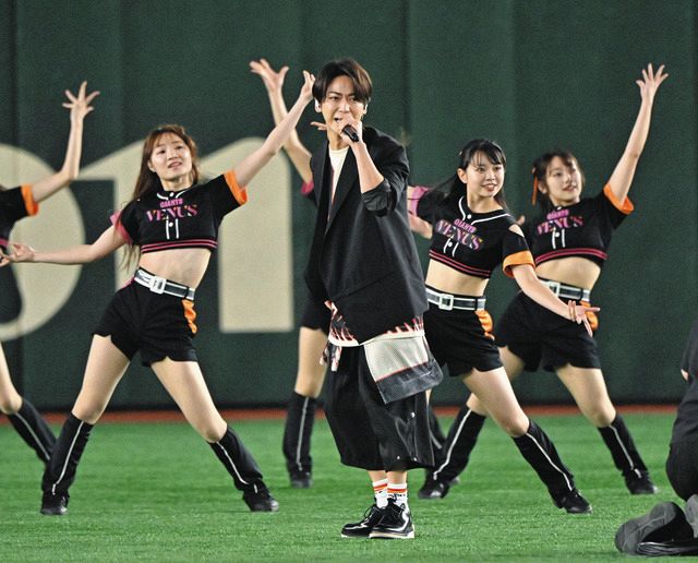 KAT－TUN亀梨和也がグラウンドで新曲「Cross」を熱唱 ヴィーナスとバック転を披露【巨人】：中日スポーツ・東京中日スポーツ 