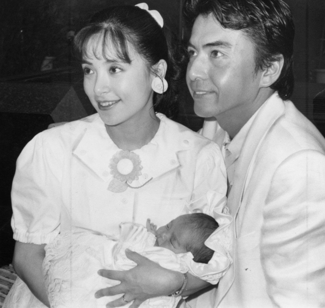 写真】長男・匠さんを抱く朱実さんと志垣太郎さん（1988年）：中日