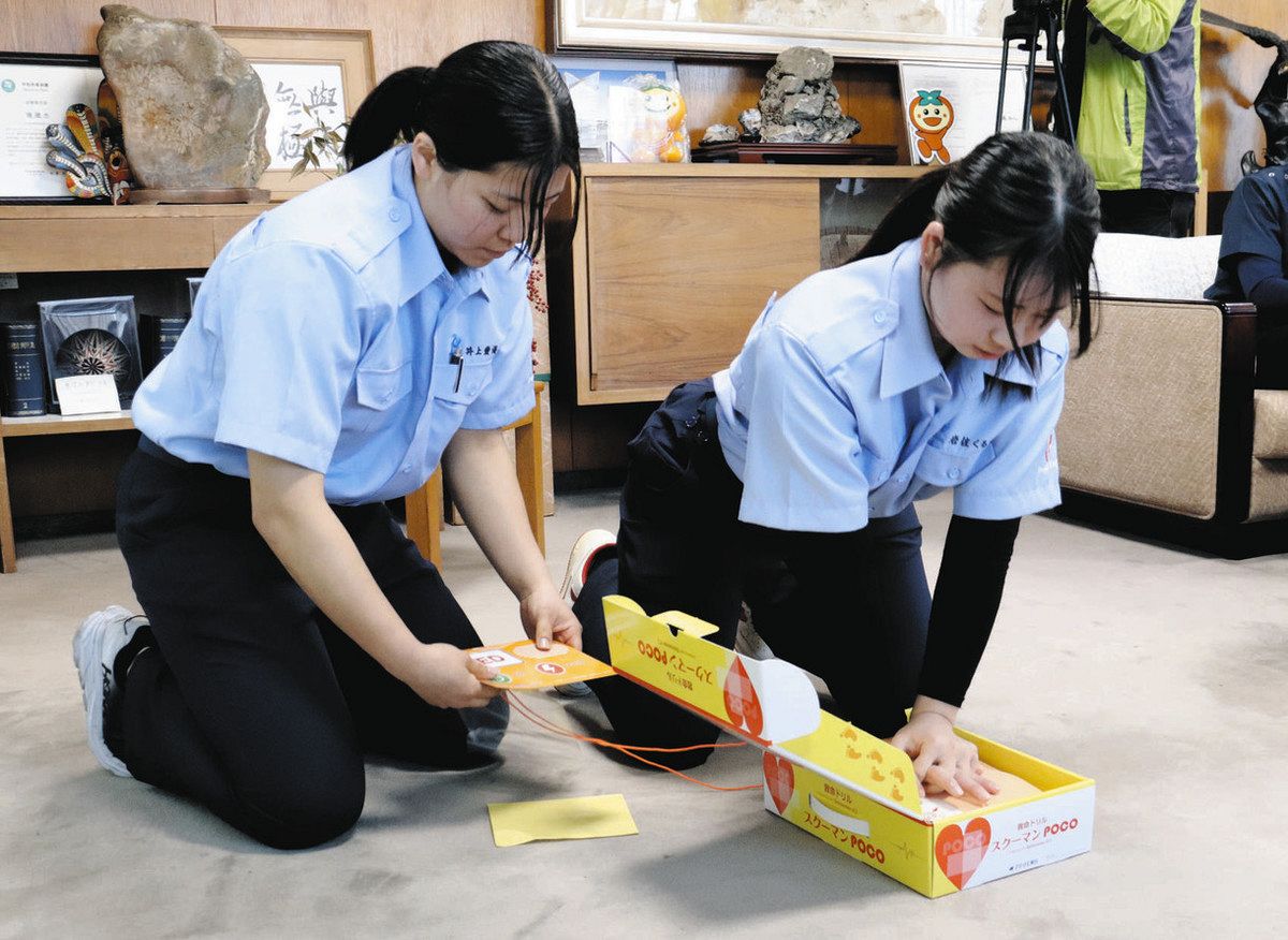贈呈したキットで実演する学生たち＝瑞穂市役所で
