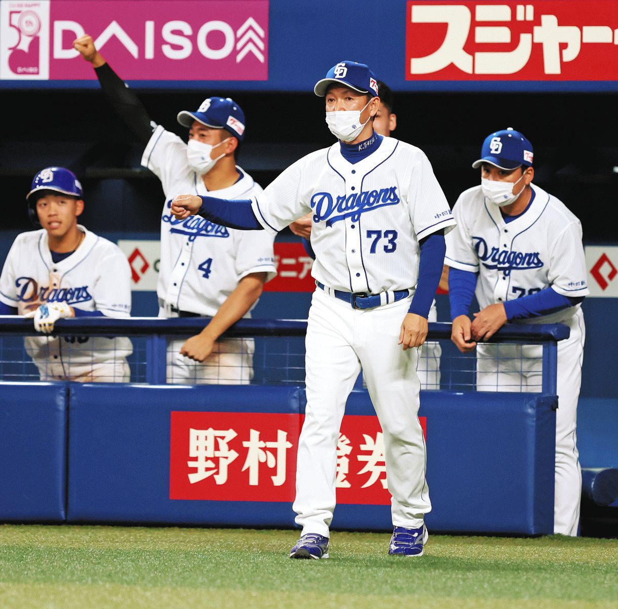 ８回裏１死満塁、加藤翔の適時打で勝ち越しベンチを出る立浪監督