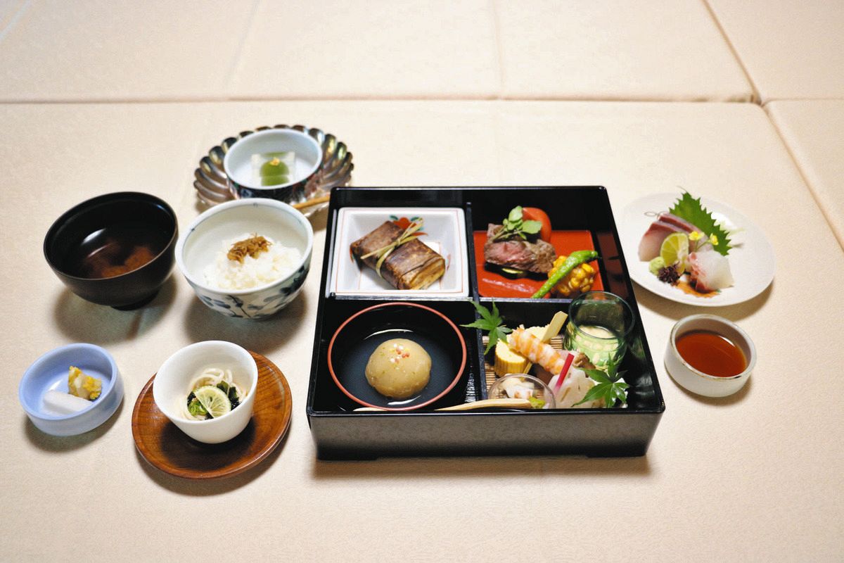 ◇藤井聡太王位と渡辺明九段、王位戦第3局1日目の昼食【写真複数】：中