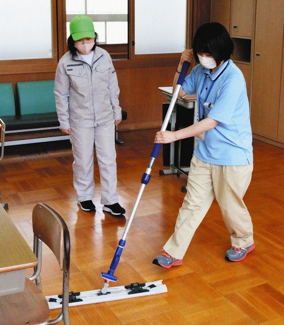 清掃の技術を卒業生が指導 小浜・嶺南西特支校で高等部生徒ら研修：中
