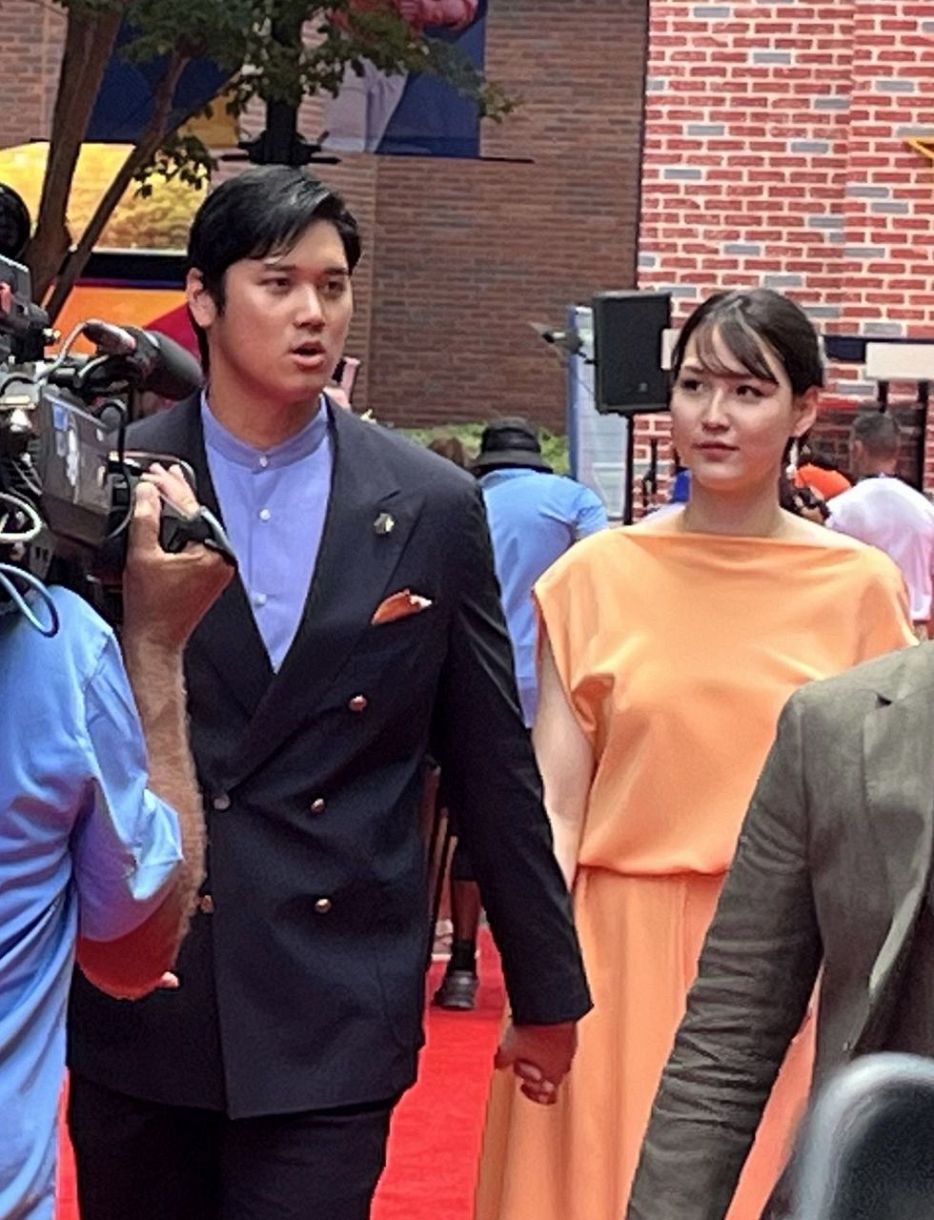 ◇大谷翔平、真美子夫人とレッドカーペットに登場…大歓声【実際