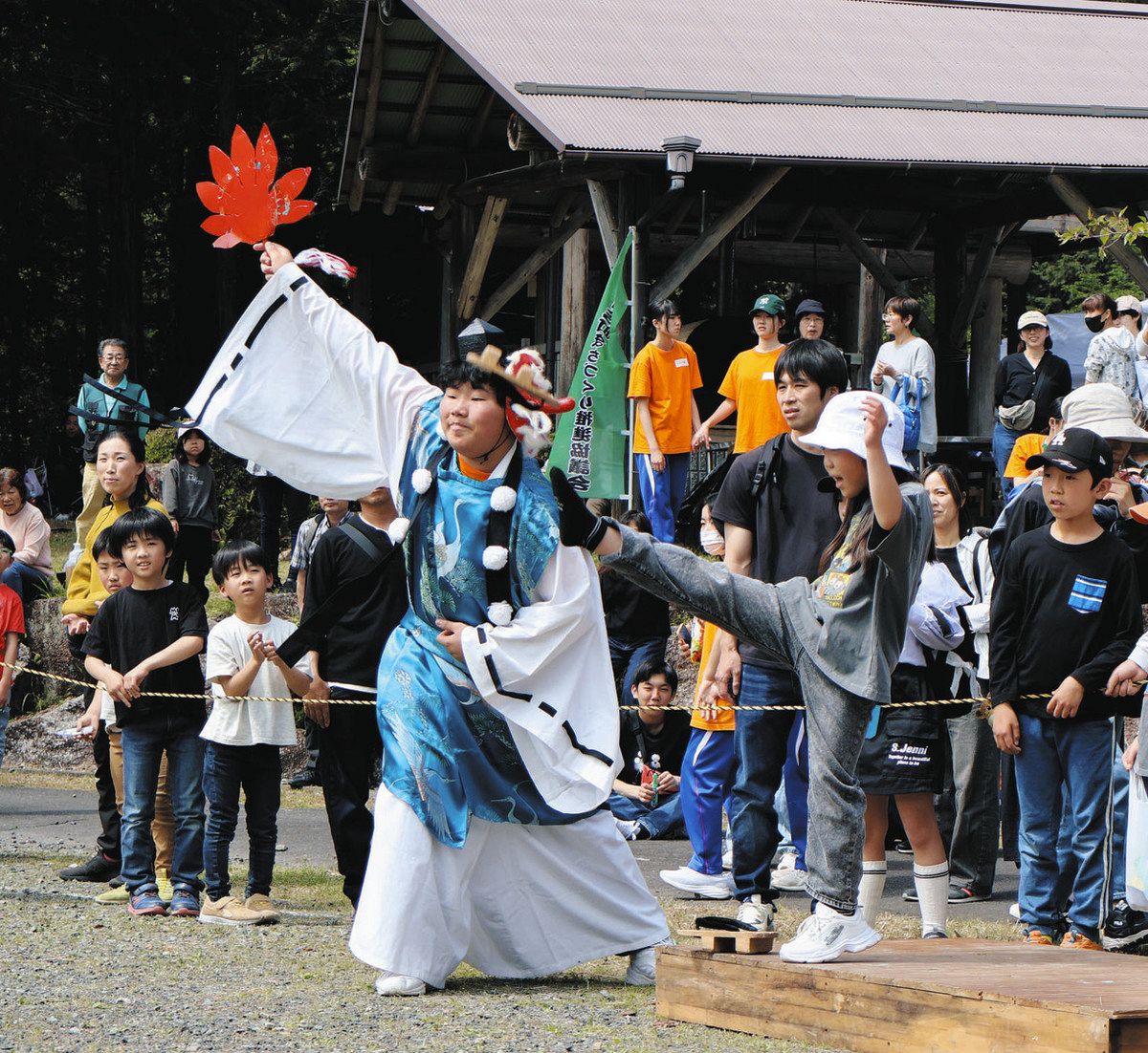 勢いよくげたを飛ばす子どもら＝瑞浪市日吉町で
