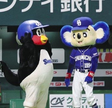 つば九郎『コロナ』でドアラに心配の声｢濃厚接触なかった？｣ 公式