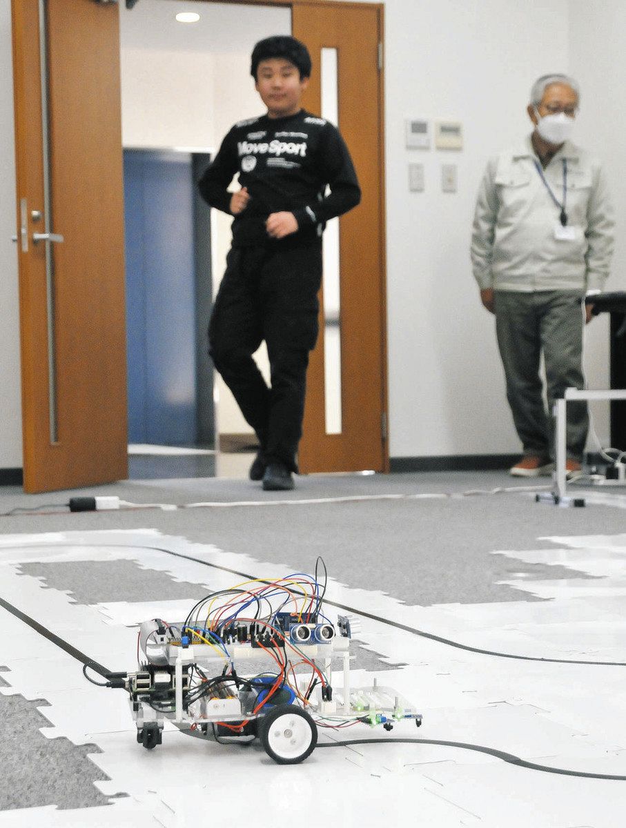 より速く正確に…自作ロボで勝負！ 浜松市内の小中生15人が競い合う：中