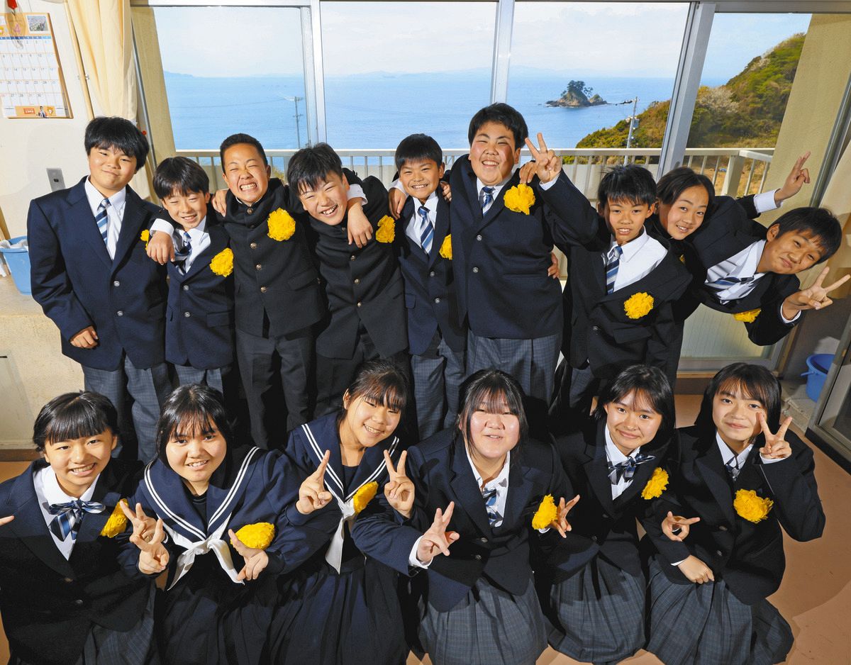 入学式を終え、海の見える教室で笑顔を見せる新入生たち