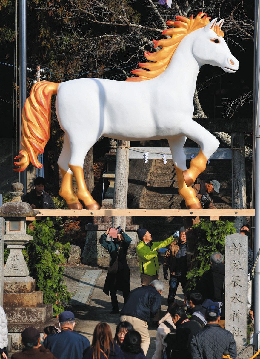 2026年「馬のような飛躍の年に」 津市の辰水神社、恒例のジャンボ干支