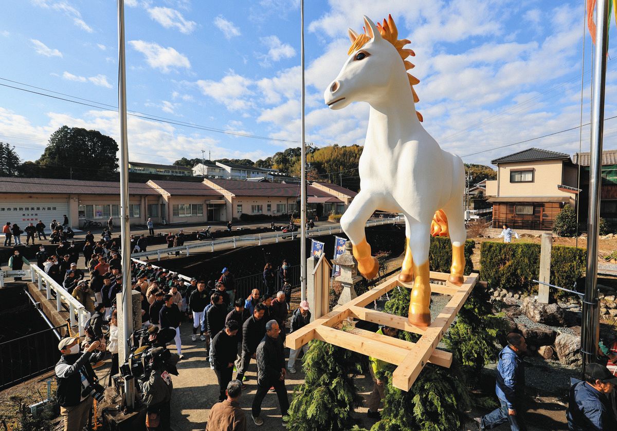 2026年「馬のような飛躍の年に」 津市の辰水神社、恒例のジャンボ干支