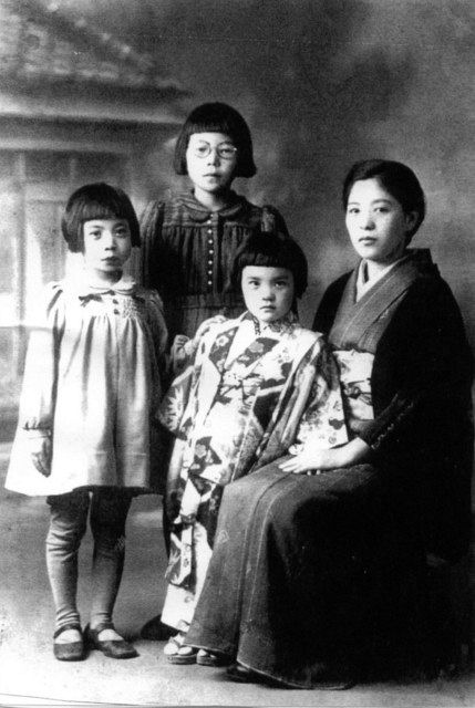 金田さん（左）の家族写真。東京大空襲で母親（右）と姉妹（中）が亡くなった＝金田さん提供