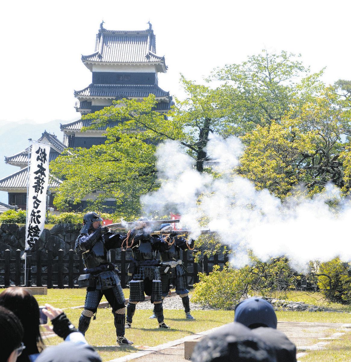 【中古】 聖武殿の舞踏 放て」合図に響く火縄銃のごう音 戦国さながら松本城で古流砲術演武