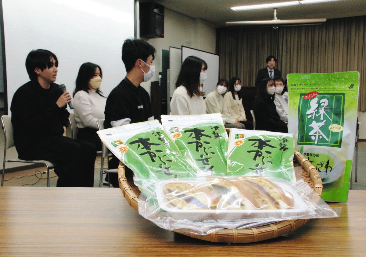 開発したどら焼き（手前）について発表する学生ら＝四日市市安島の市地場産業振興センターで