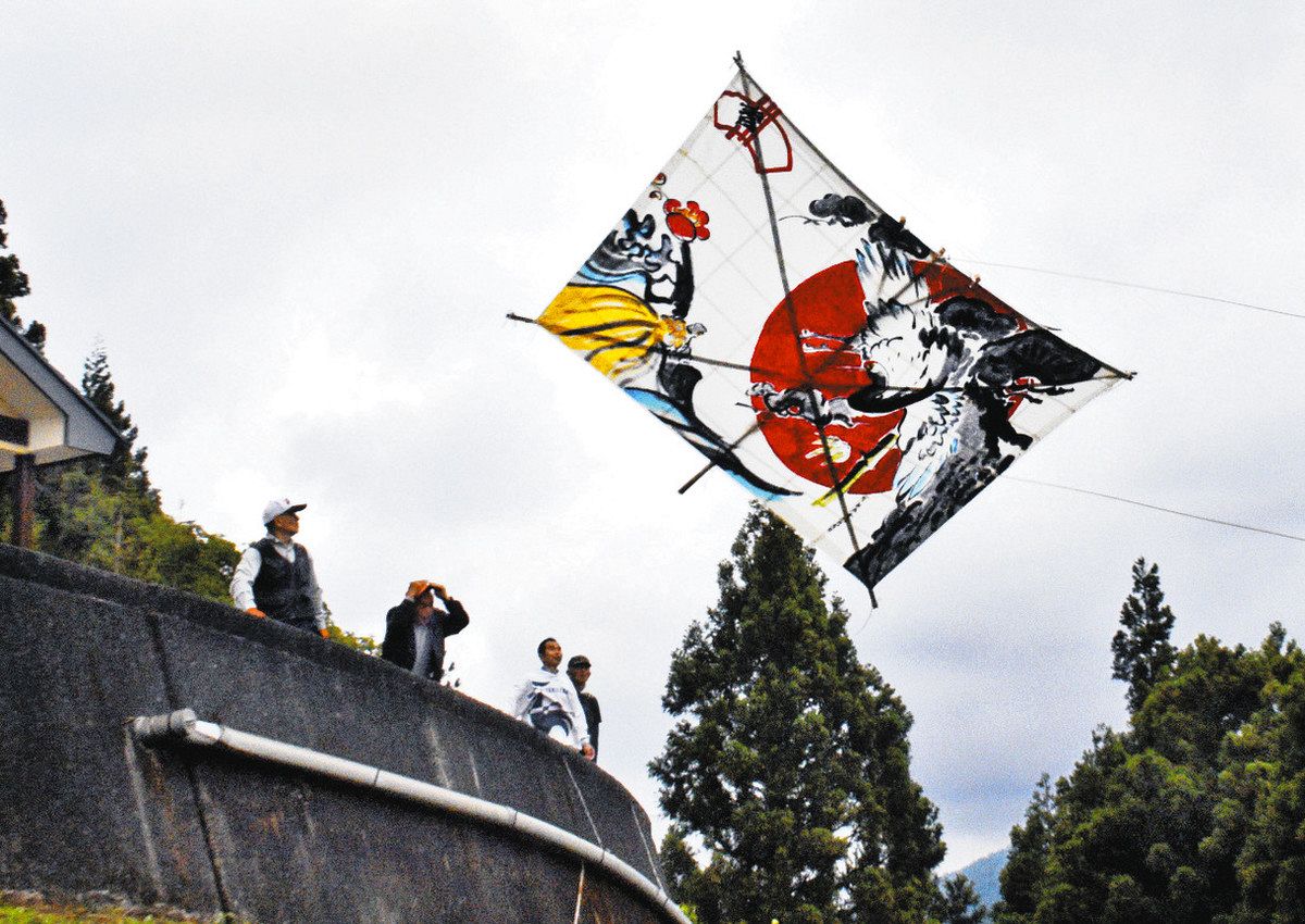天竜川上空に初凧舞い上がる 一宮の坂井さん、故郷・浜松で「ぶか凧