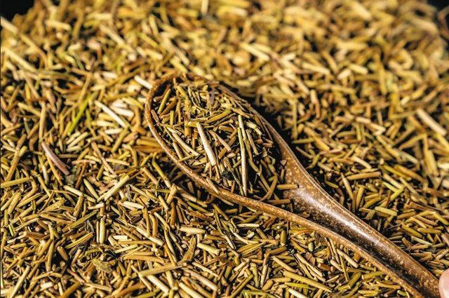 高香園の茶葉の茎から作った棒ほうじ茶＝アサヒグループホールディングス提供