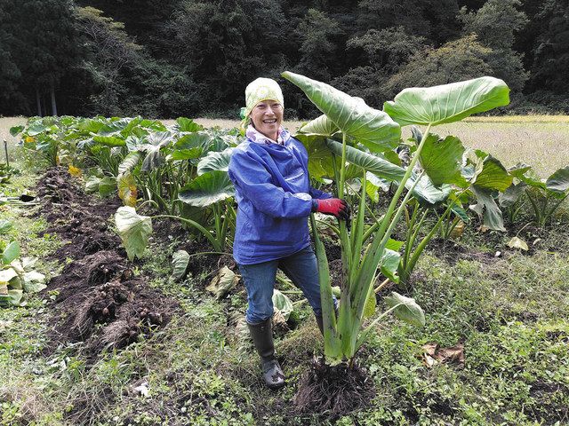 農作物を収穫して笑顔を見せる宮本聡子さん＝白山市柳原町で（宮本さん提供）　