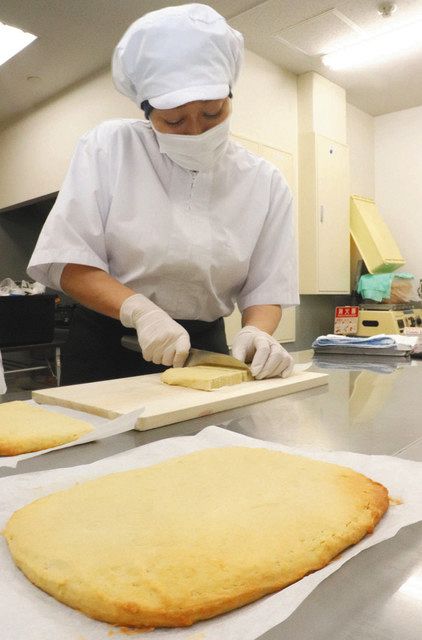 柳原町で平飼いした鶏卵を使った焼き菓子を作る宮本さん＝白山市道法寺町で 