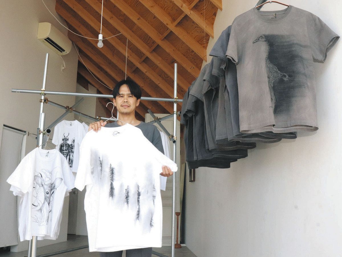 Tシャツに水墨画…伝統と新しさ融合した一品物並ぶ 彦根の画家が個展