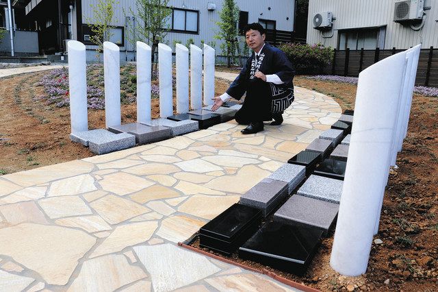 ペットと入れる墓が並ぶ区画＝福井市の孝顕寺で 