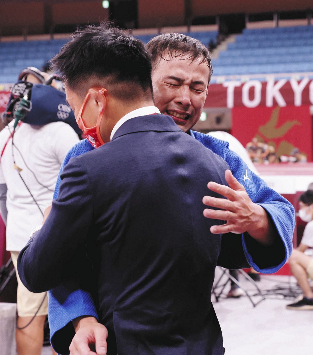 男子60キロ級で優勝し、古根川コーチと抱き合う高藤直寿