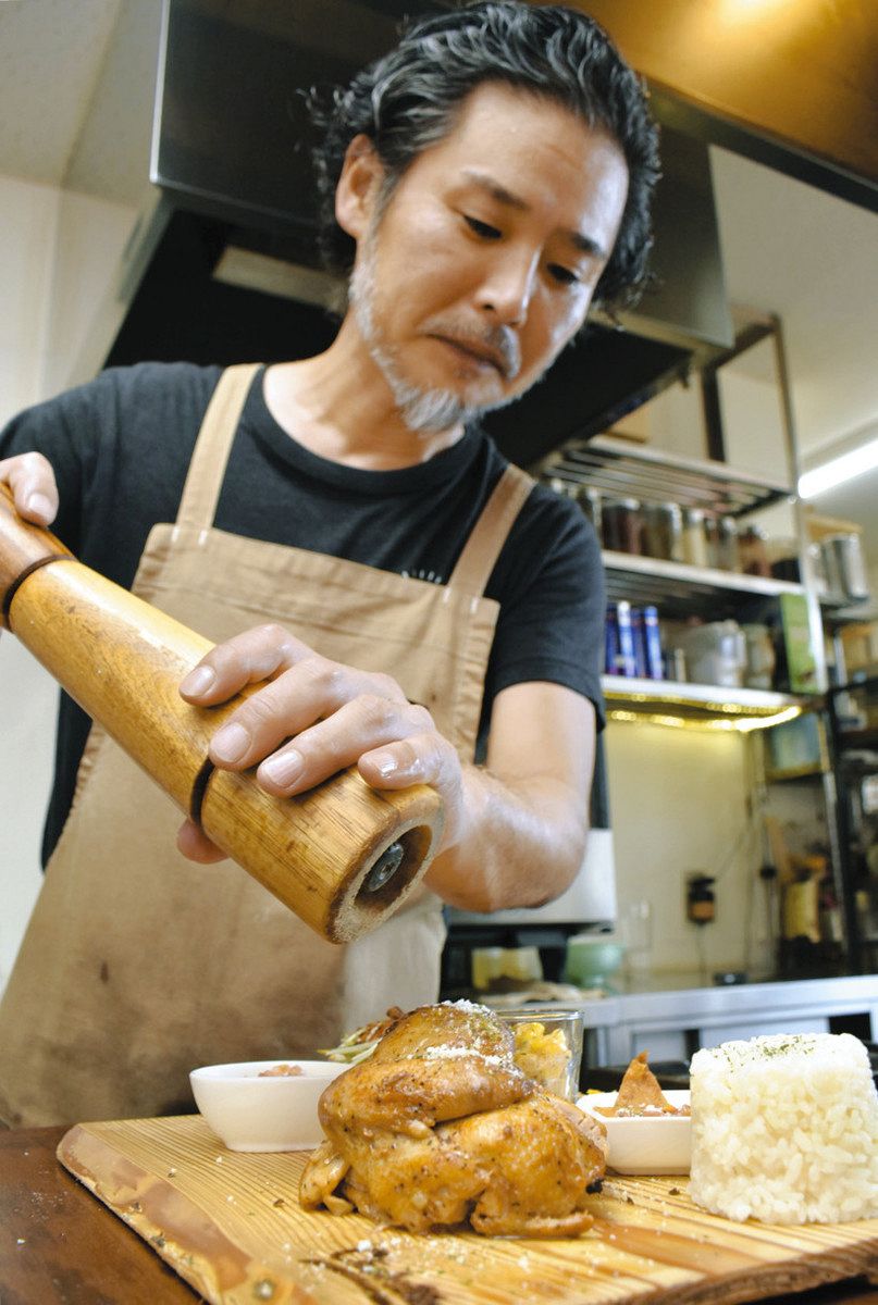 店への思いを語る西尾さん＝津市久居北口町のチャベリータで
