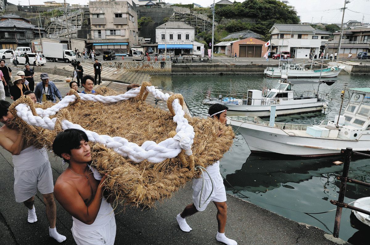 ダンダラボッチ」対策！？ 志摩市で「わらじ祭」巨大わらじ海へ流し