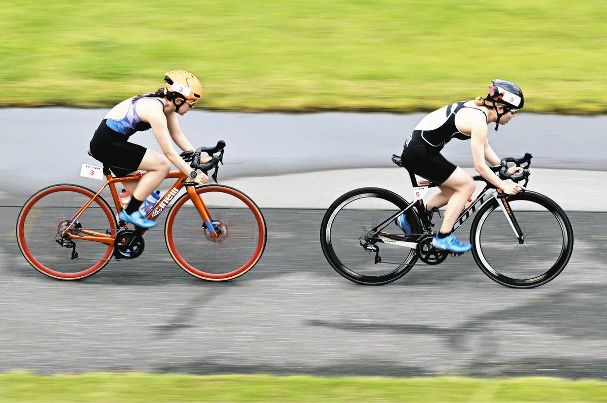 雨の影響でスイム中止も懸命にコース駆ける 海津で木曽三川
