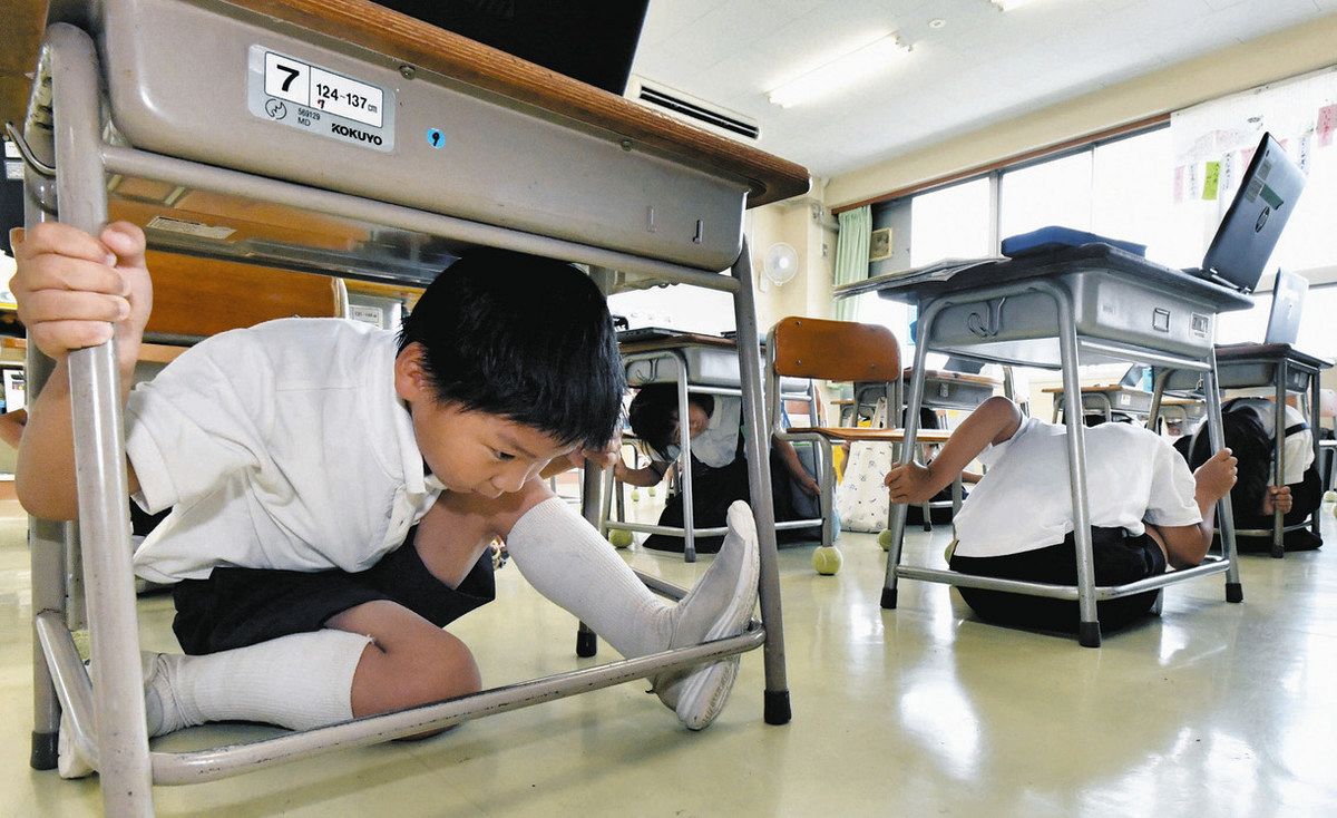 地震起きたら しゃがむ／隠れる／じっとする 県民一斉防災訓練で確認