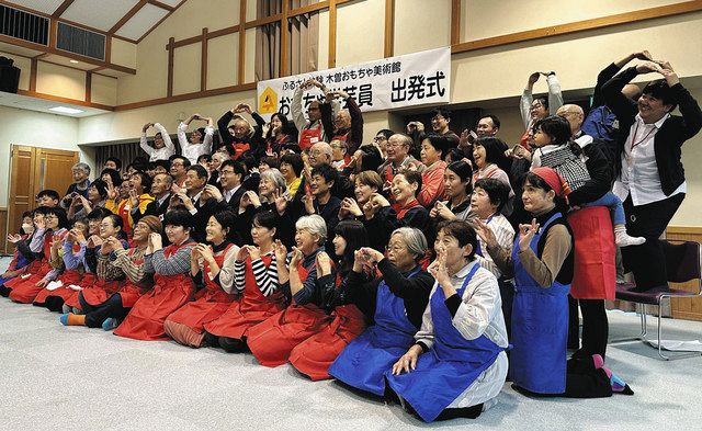 おもちゃ美術館の制服となる赤いエプロンを着た学芸員ら=木曽町の木曽福島保健センターで