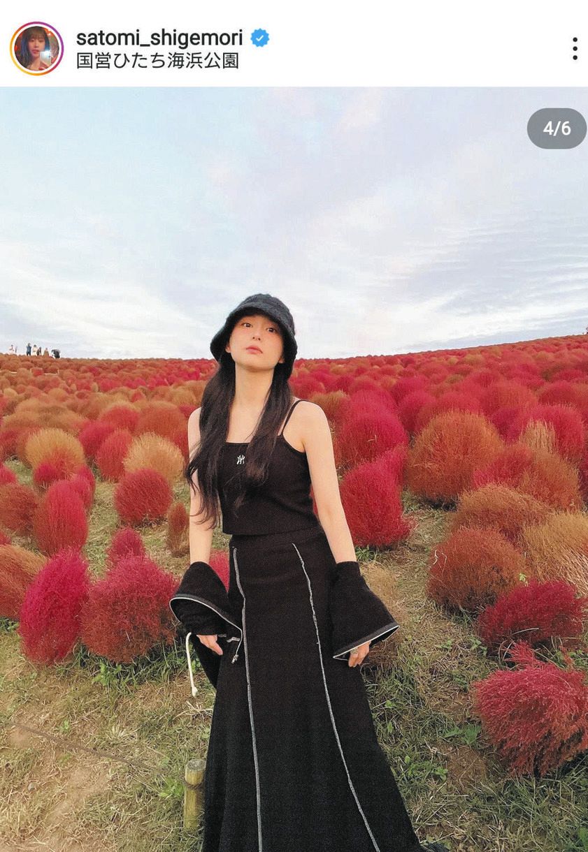 【写真】重盛さと美、二の腕全開の黒コーデ