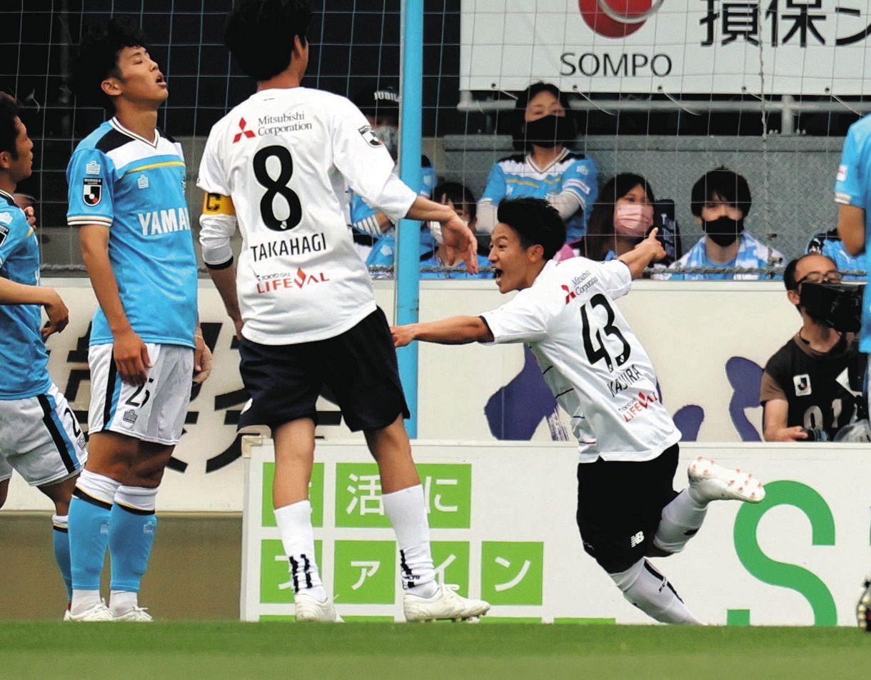 磐田―FC東京　後半、先制ゴールを決め喜ぶFC東京・梶浦（右端）