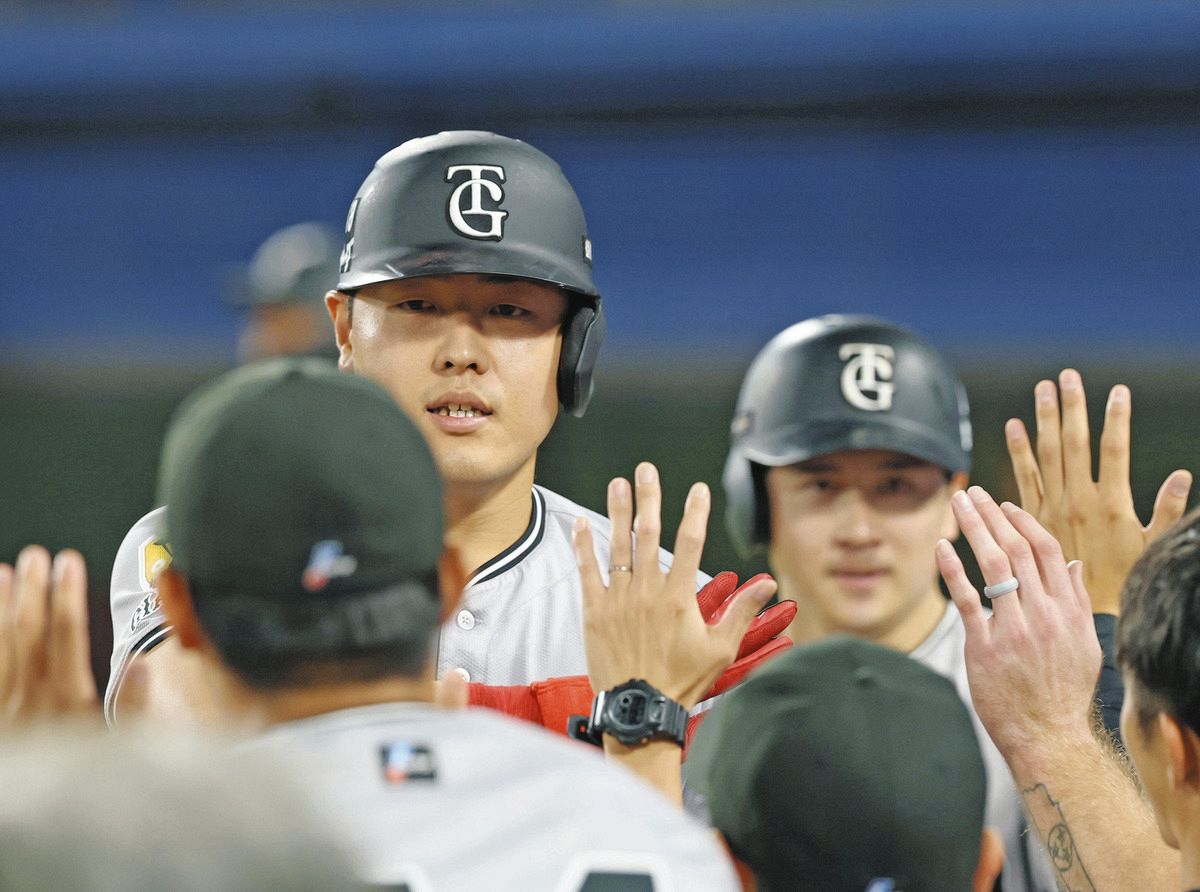 巨人・岡本和真、重い空気を振り払う15号同点2ラン 頼れる4番、1回には