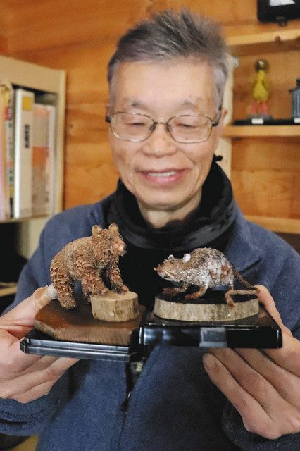 なんしん見聞録＞ 根羽の移住者、石橋さん 松ぼっくりで動物造形：中日