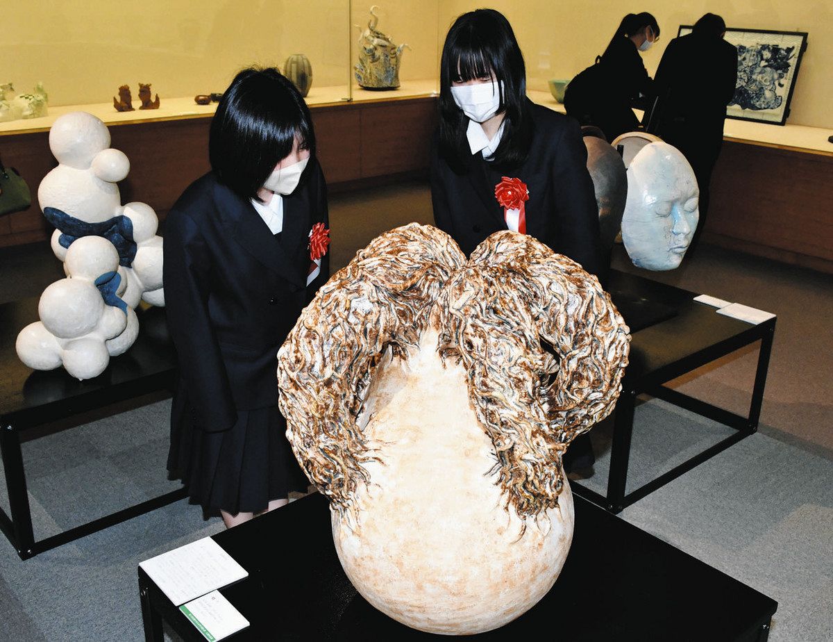 最優秀作が抜群の存在感 多治見で「全国やきもの甲子園」の入賞作展示:中日新聞Web