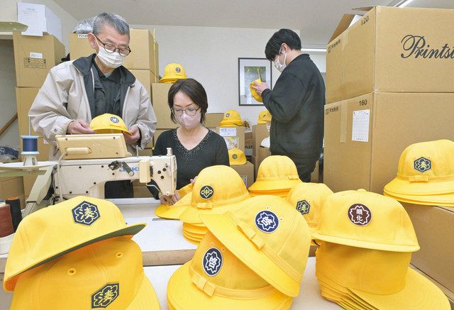 通学帽に校章キラリ 福井で縫い付け作業進む：日刊県民福井Web