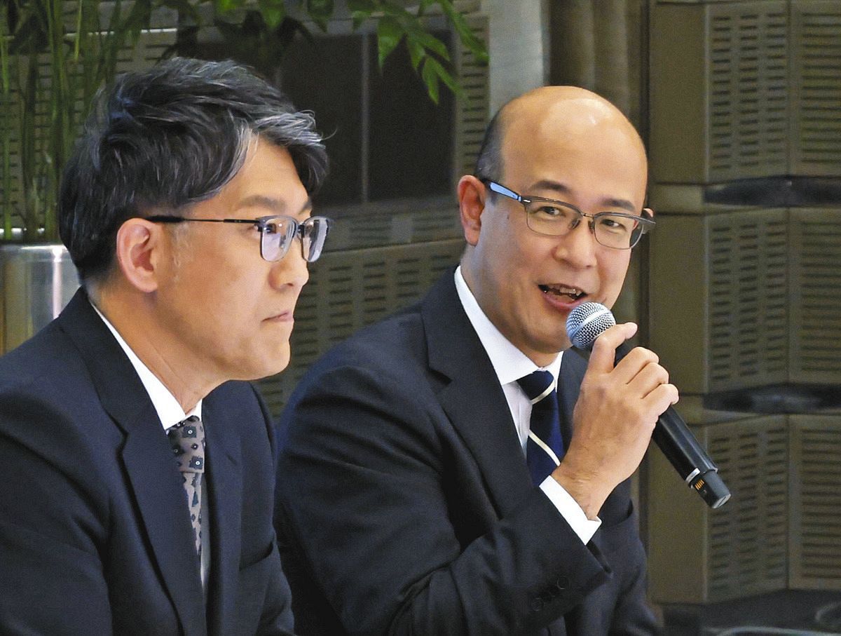 トヨタ自動車の次期社長就任が決まり、記者会見する執行役員の近健太氏。左は佐藤恒治社長＝６日、東京都文京区で（市川和宏撮影）