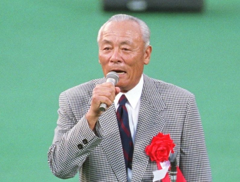 野球殿堂入りの表彰であいさつする小山正明氏=２００１年７月２３日