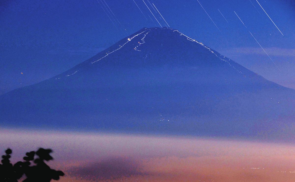 おやじカメラマン たっちゃん走る＞ 富士山 夜間の登山道：中日新聞