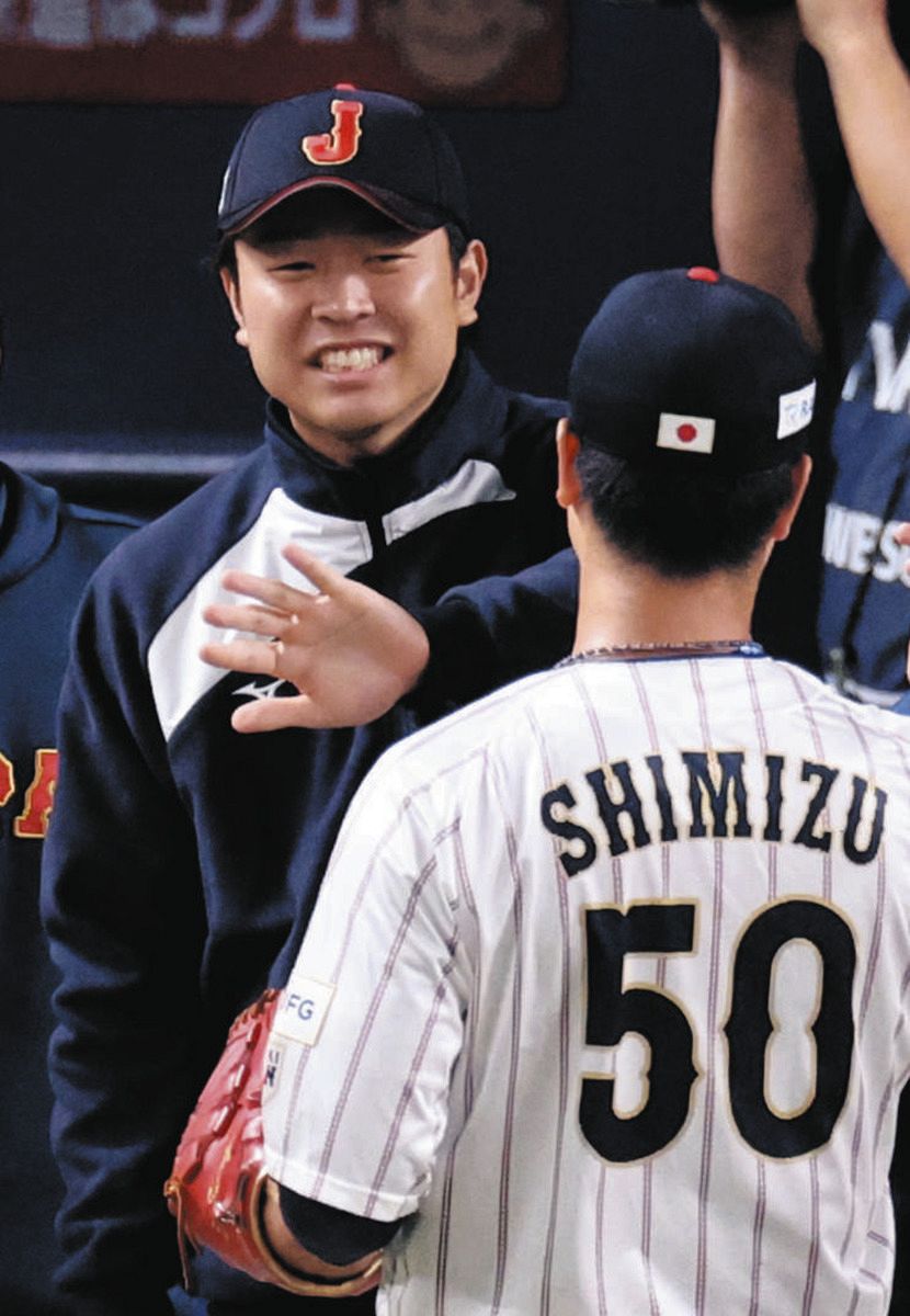 ◇侍ジャパン・高橋宏斗、笑顔で清水達也を出迎え【写真】：中日