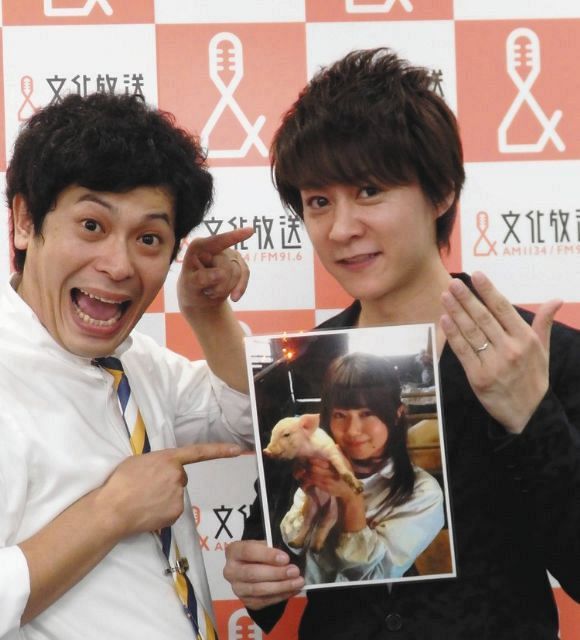 　結婚を発表した「流れ星」の瀧上伸一郎（右）と相方のちゅうえい＝東京・浜松町で、２０１６年６月３０日