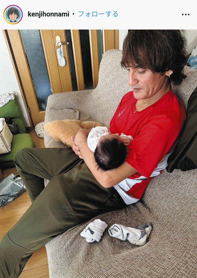 【写真】本並健治、ソファの上の…：中日スポーツ・東京中日スポーツ