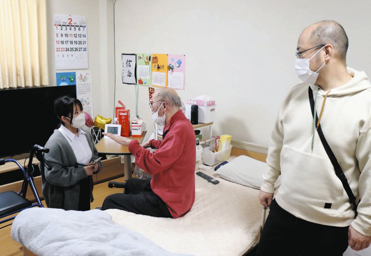 医師に付き添い、訪問診療を体験する学生（左）＝紀宝町内で
