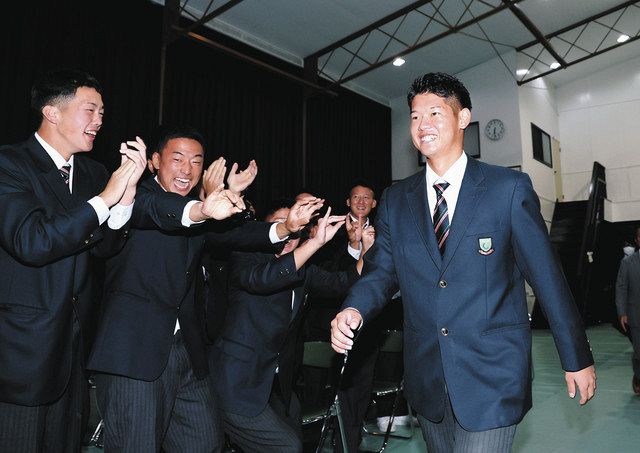 中日に4位指名され、祝福される中京高の鈴木悠悟（右）＝岐阜県瑞浪市で（布藤哲矢撮影） 
