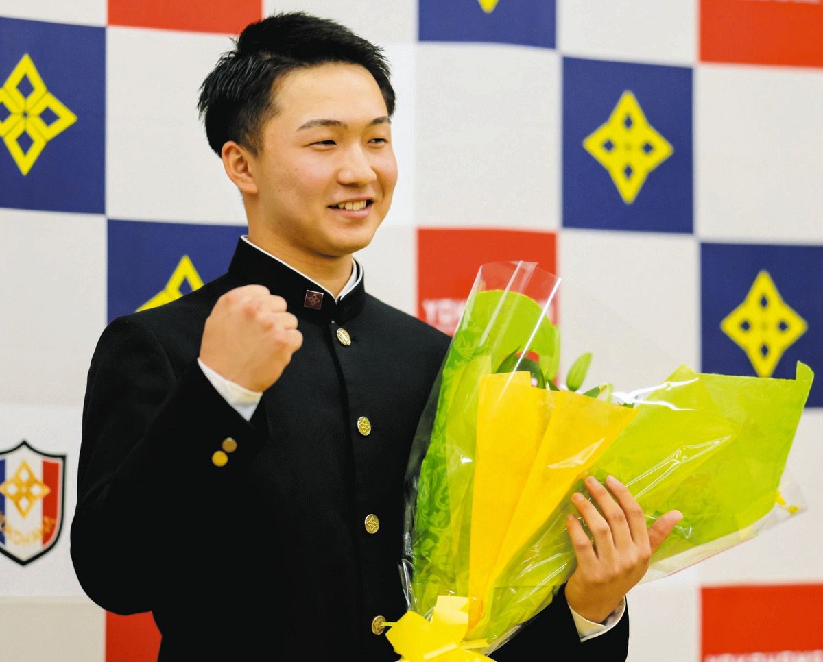 巨人から３位指名を受け、花束を手に笑顔を見せる横浜高の池田聖摩