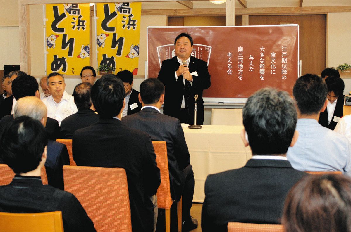 設立総会であいさつする石川さん（中央）＝刈谷市銀座で
