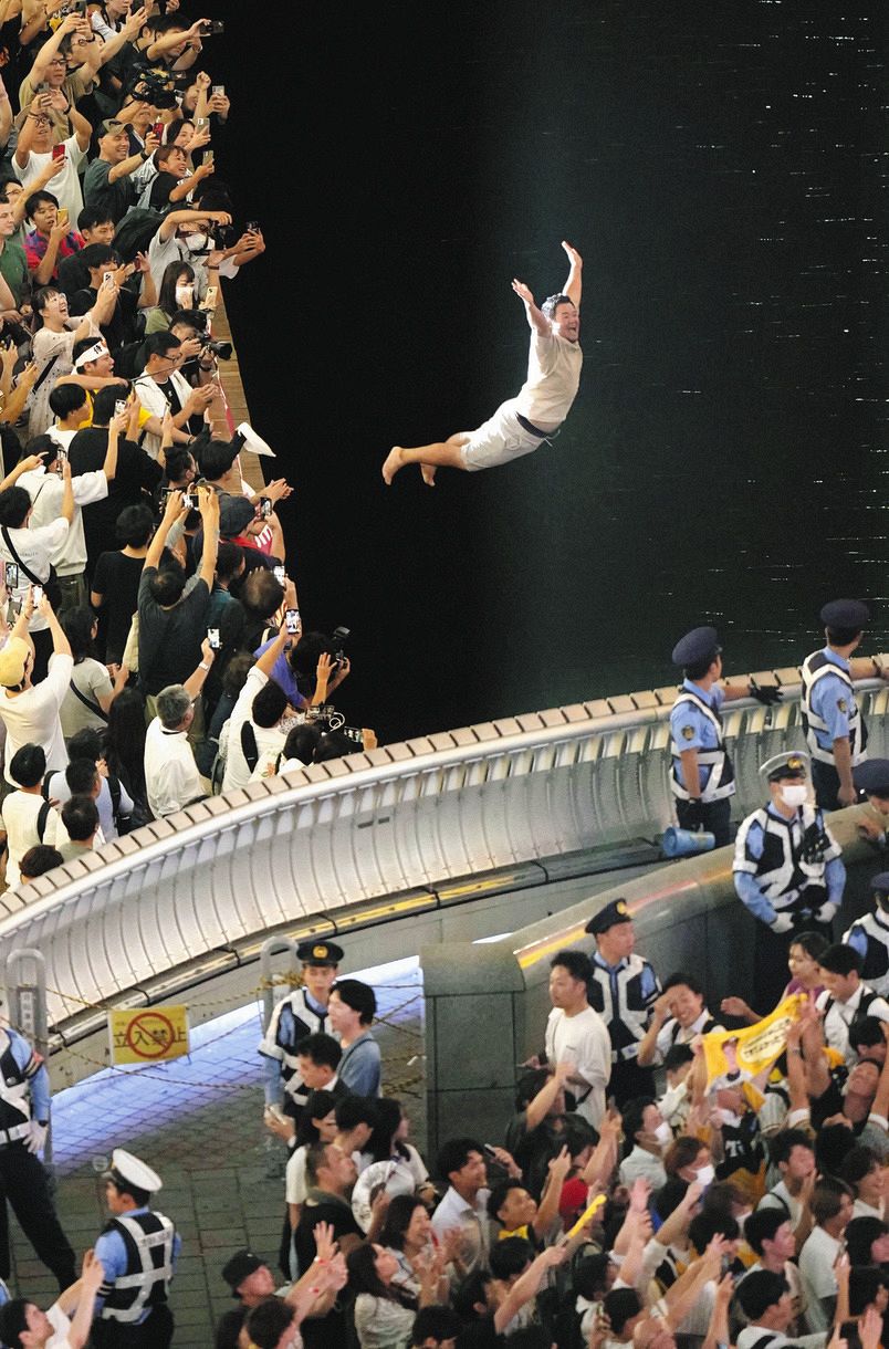 大阪府警が発表！道頓堀に飛び込んだのはなんと『37人』阪神タイガース日本一の興奮が尋常じゃない！！！！！！！！！！