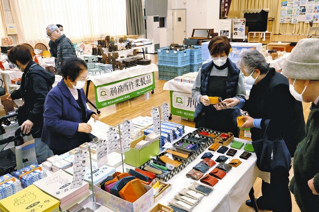 木曽産木材を使い置物や花台 飯田で全国受刑者製作品「矯正展」始まる