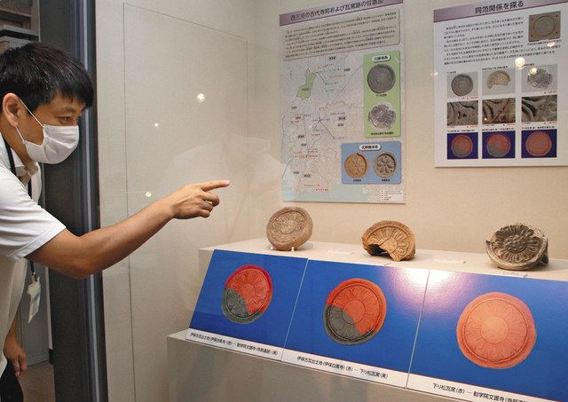 展示されている古代の瓦=みよし市三好町の市歴史民俗資料館で