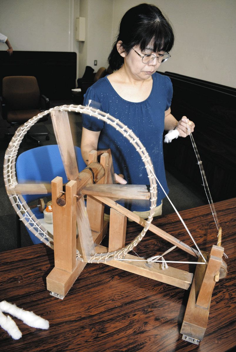 糸紡ぎ」動画で残す 福野縞の会 佐波さん実演 「無心で没頭」教材に