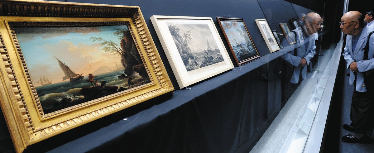 1万人目は磐田市の加藤さん 浜松市美術館で開催中の「大ガラス絵展